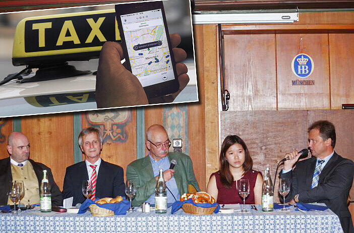Auf dem Podium Im Hofbräuhaus (v. l.): Tom Buntrock (Taxi-Cap-Magazin) Reinhard Zielinski (Chef der Taxi Genossenschaft München), Thomas Ranft (Piratenpartei) Uber-München mit Vertreterin Wu und Horst Linz vom Kreisverwaltungsreferat München.