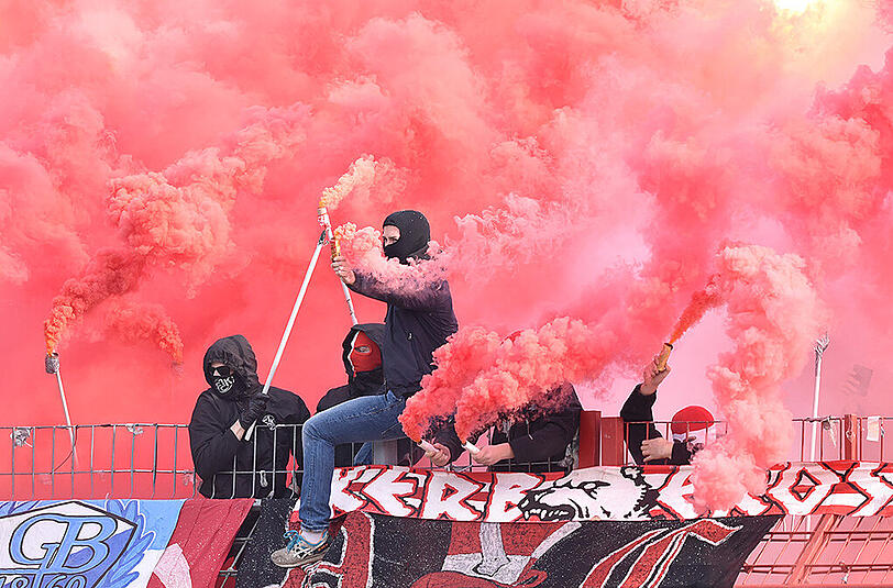 Anhänger des 1. FC Kaiserslautern zünden zu Beginn des Zweitliga-Spiels in Karlsruhe bengalische Feuer und Rauchbomben.