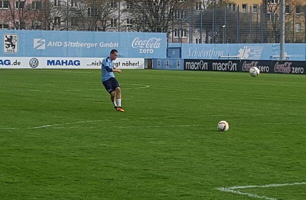 Nahm auch nach dem Mannschaftstraining noch Maß und legte eine Freistöß-Extraschicht ein: Löwen-Scharfschütze Michael Liendl.