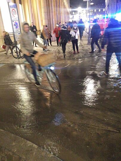 Ein Wasserrohrbruch hat die Maximilianstraße überflutet. Die Bilder.