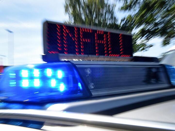 Blaulicht und LED-Laufschrift "Unfall" an einem Einsatzfahrzeug der Polizei. Foto: Holger Hollemann/dpa/Archivbild