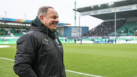 Der Fürther Trainer Alexander Zorniger steht vor Spielbeginn auf dem Platz.