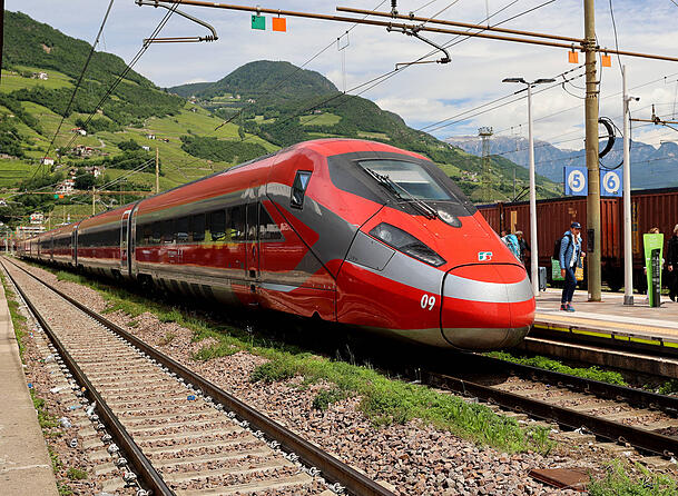 Ein Hochgeschwindigkeitszug der italienischen Bahngesellschaft Trenitalia. (Archivbild) Ein Hochgeschwindigkeitszug der italienischen Bahngesellschaft Trenitalia. (Archivbild)
