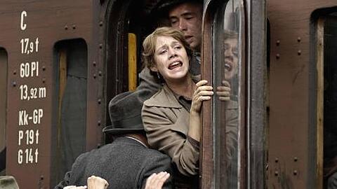 &bdquo;Genau so war es damals.&ldquo; Im ARD-Film &bdquo;Kinder des Sturms&ldquo; verliert Felicitas Woll heute Abend ihre Tochter in den Wirren des Zweiten Weltkrieges.
