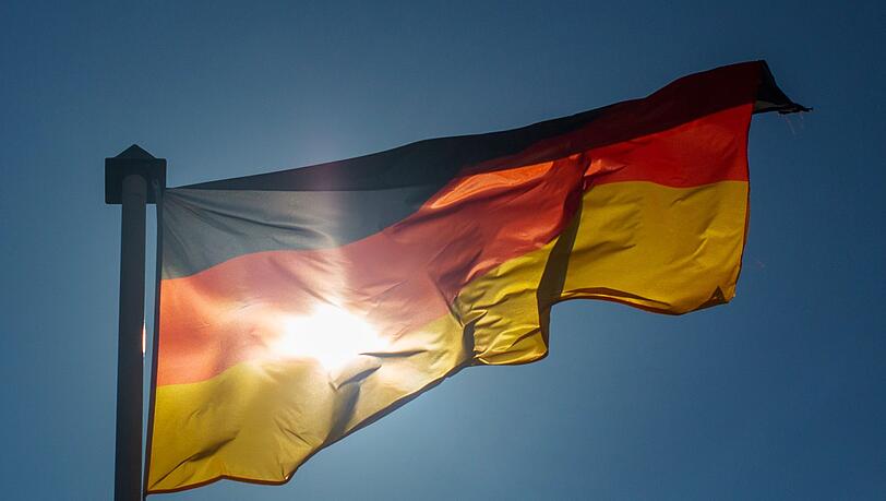 Die deutsche Wiedervereinigung wurde am 3. Oktober 1990 vollendet. Auch dreieinhalb Jahrzehnte später sind die Einkommen in den alten Bundesländern jedoch immer noch höher. (Symbolbild)