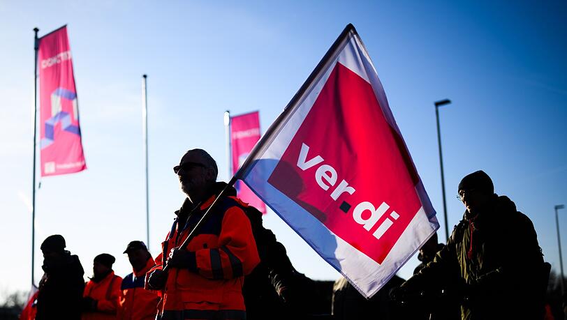 Verdi-Mitglieder gehen auf die Stra&szlig;e. (Archivbild)