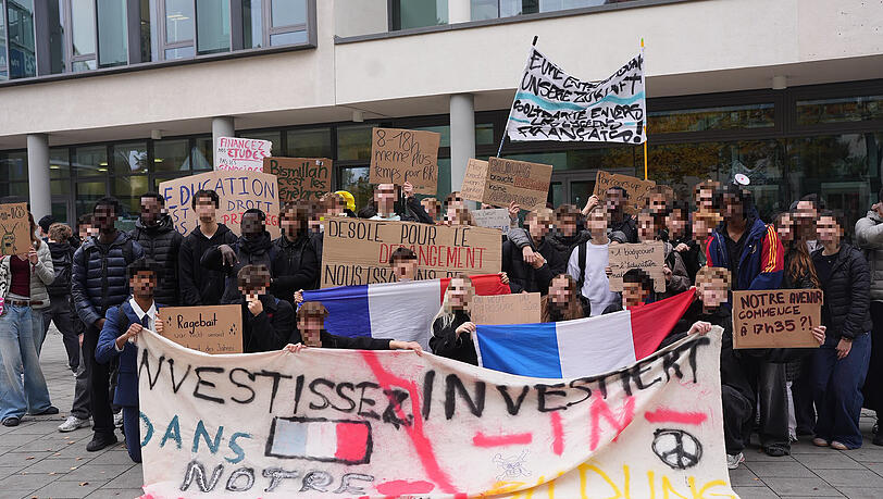 Etwa 50 Schülerinnen und Schüler des französischen Gymnasiums "Lycée Jean Renoir" haben am Montag demonstriert. Etwa 50 Schülerinnen und Schüler des französischen Gymnasiums "Lycée Jean Renoir" haben am Montag demonstriert.