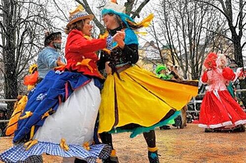 Ihnen macht so schnell kein Rheinländer etwas vor: Die Marktfrauen bei ihrem traditionellen Tanz am Faschingsdienstag.
