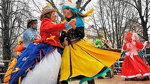 Ihnen macht so schnell kein Rheinländer etwas vor: Die Marktfrauen bei ihrem traditionellen Tanz am Faschingsdienstag.