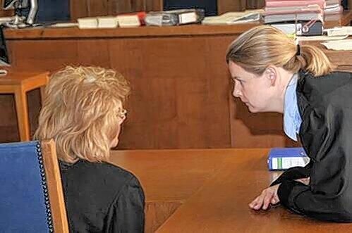 Gertraud S. (links mit ihrer Anwältin Martina Schultzky) wurde zu zwei Jahren und neun Monaten Haft verurteilt.