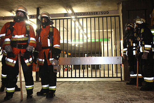 Viele Feuerwehrmänner eilten zur U-Bahn Langwasser-Süd: Rauch drang aus dem Untergrund.