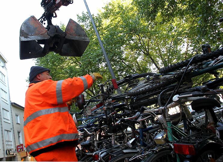Schon 2011 hatten die Mitarbeiter der Stadt bei der Entsorgung der Schrott-Radl im Stadtgebiet jede Menge zu tun - die Bilder aus dem letzten Jahr.