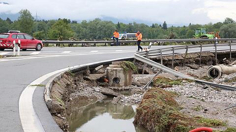 Schwere Hochwasser-Schäden an der A8. Die Bilder zum Durchklicken.