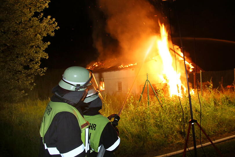 Feuerwerklager in Altötting abegbrannt: Die Bilder vom Feuerwehreinsatz.