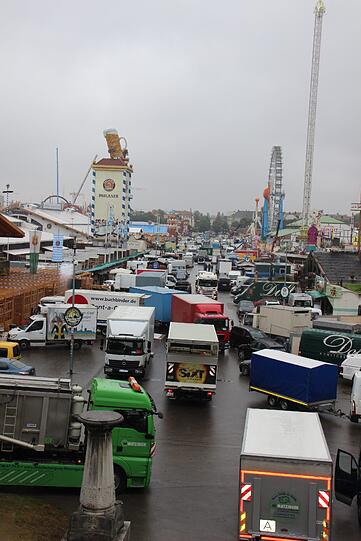 Regen und Tristesse am Tag danach: Die Bilder vom Wiesn-Abbau am Dienstagvormittag.