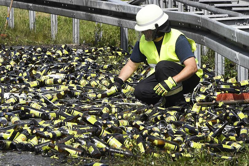 Hunderte Flaschen alkoholfreies Weißbier gingen bei dem Unfall zu Bruch. Die Bilder.
