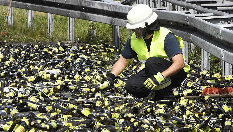 Hunderte Flaschen alkoholfreies Weißbier gingen bei dem Unfall zu Bruch. Die Bilder. Hunderte Flaschen alkoholfreies Weißbier gingen bei dem Unfall zu Bruch. Die Bilder.