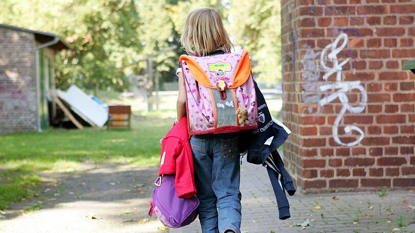 Schulranzen, Turnbeutel und die passende Kleidung - der Schulstart geht ins Geld.