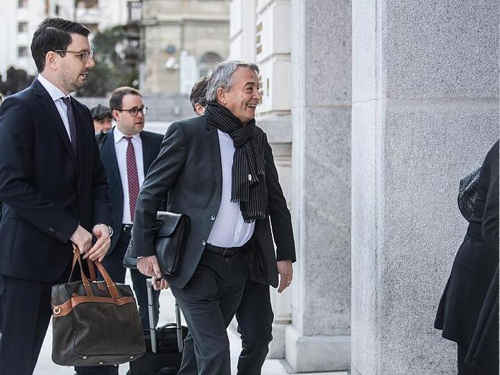 Wolfgang Niersbach (r) und seine Anwälte treffen am Bundesstrafgericht in Bellinzona ein.
