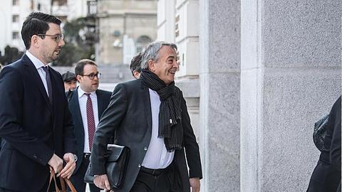 Wolfgang Niersbach (r) und seine Anwälte treffen am Bundesstrafgericht in Bellinzona ein.