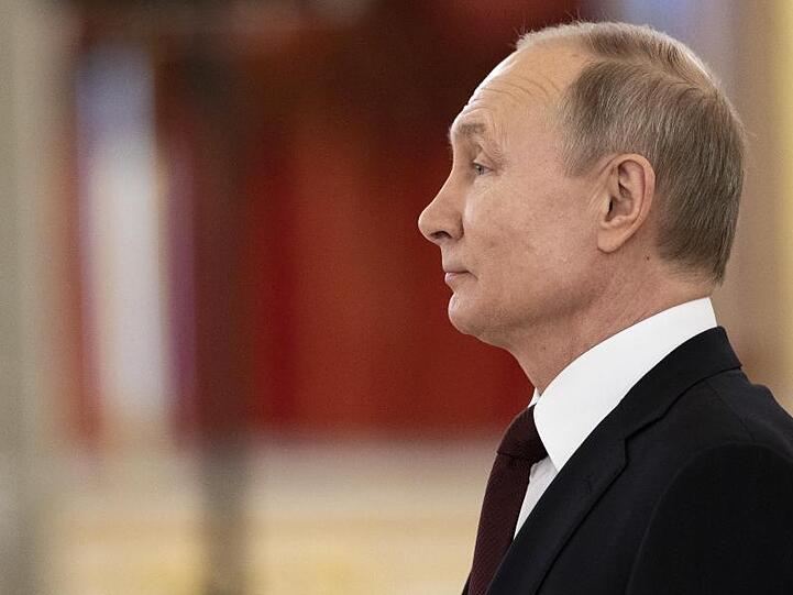 Die meisten Russen glauben, dass Wladimir Putin die Verfassungsänderung deshalb anstößt, um sich über 2024 hinaus an der Macht zu halten.