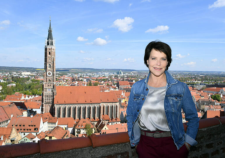 Janina Hartwig auf der Terrasse von Burg Trausnitz mit Blick auf die Stadt Landshut.