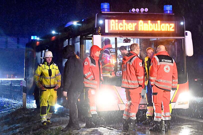 Auf der A99 bei München fängt ein niederländischer Bus auf der Fahrt nach Österreich zu brennen an. Die schnelle Reaktion des Busfahrers verhindert möglicherweise Schlimmeres.