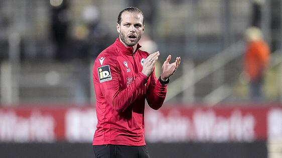 Plötzlich in verantwortlicher Position: Dennis Diekmeier (r.) reist als Interimstrainer des SV Sandhausen nach Giesing, trifft dort auf Ex-Mitspieler, Freund und aktuellen 1860-Kapitän Jesper Verlaat