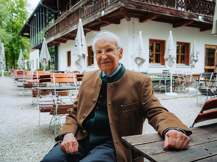„Am liebsten 
Schweinsbraten“: Alt-Ministerpräsident Edmund Stoiber in seinem Lieblingsbiergarten, der Flößerei in Wolfratshausen.