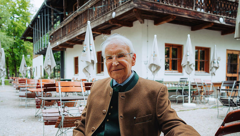 „Am liebsten
Schweinsbraten“: Alt-Ministerpräsident Edmund Stoiber in seinem Lieblingsbiergarten, der Flößerei in Wolfratshausen. „Am liebsten
Schweinsbraten“: Alt-Ministerpräsident Edmund Stoiber in seinem Lieblingsbiergarten, der Flößerei in Wolfratshausen.