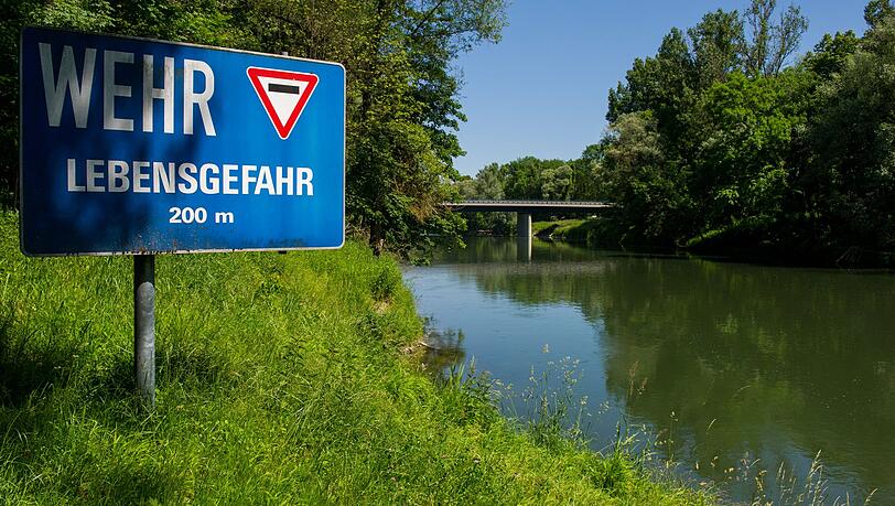 Die Insassen hatten angeblich ein Warnschild auf das Wehr übersehen. (Symbolbild) Die Insassen hatten angeblich ein Warnschild auf das Wehr übersehen. (Symbolbild)