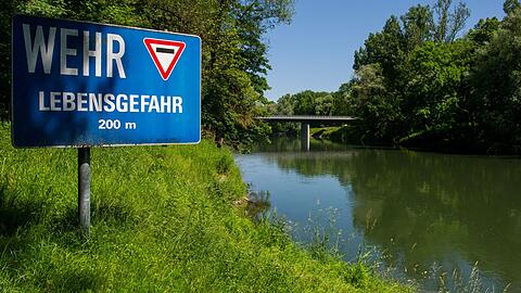 Die Insassen hatten angeblich ein Warnschild auf das Wehr übersehen. (Symbolbild)