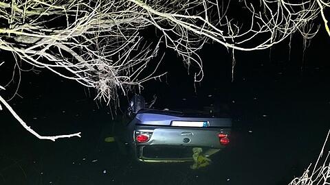 Die vier jungen Menschen kamen leicht verletzt ins Krankenhaus.