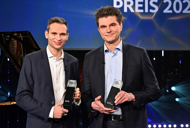 Hohe Auszeichnung f&uuml;r zwei Comedians. 2024 erhielten Fabian K&ouml;ster (links) und sein "heute-show"-Kollege Lutz van der Horst den Hanns Joachim Friedrichs Preis.