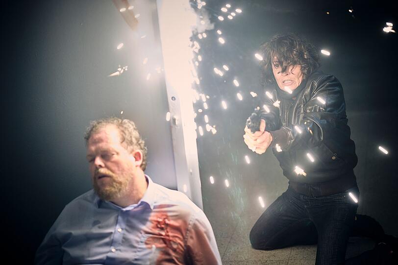 Lena Odenthal (Ulrike Folkerts) muss im funkensprühenden Finale des Krimis "Tatort: Explosive Mischung" ihrem Chef Breising (Bernd Hölscher) zur Hilfe eilen. Lena Odenthal (Ulrike Folkerts) muss im funkensprühenden Finale des Krimis "Tatort: Explosive Mischung" ihrem Chef Breising (Bernd Hölscher) zur Hilfe eilen.