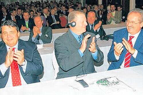 Da klatschen sie noch auf dem Kongress 2008: Ex-Bundesumweltminister Sigmar Gabriel, Ex-US-Vizepräsident Al Gore und OB Christian Ude.