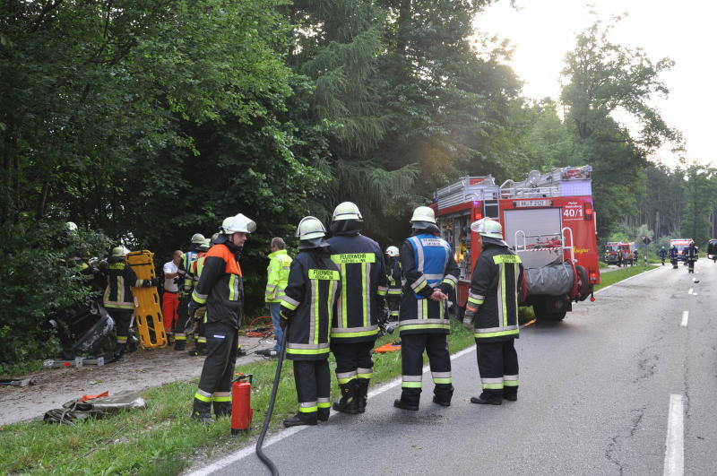 Der Wagen zerschellte an einem Baum - der Fahrer starb an der Unfallstelle.