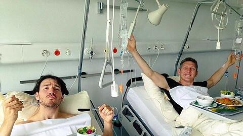 Felix Neureuther (l.) und Bastian Schweinsteiger hatten viel Spaß als Zimmergenossen im Krankenhaus.