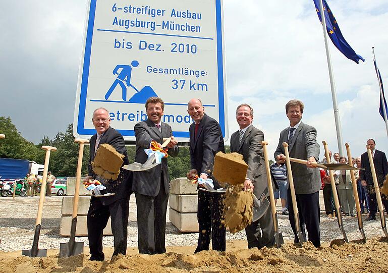 Auch das soll es noch geben. Ein Kostensenker: A 8 Augsburg-München;
Das Teilstück kostet nach Bauabschluss 70 Millionen Euro weniger als geplant. Einsparung: 23 Prozent.