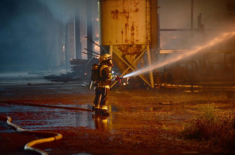 Mehrere Lagerhallen brannten beinahe vollkommen ab - die Feuerwehr war die ganze Nacht im Einsatz. Die Bilder.