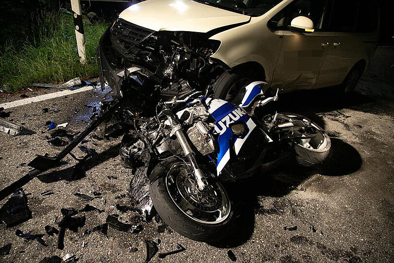 Auf der B305 zwischen Inzell und Ruhpolding ist es am Mittwochabend zu einem tödlichen Verkehrsunfall gekommen. Ein Biker war in den Gegenverkehr geraten und in ein Auto geprallt.