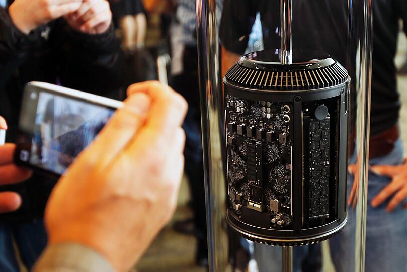 Die neueste Generation des Mac Pro als Desktop-Rechner mit Tunderbolt-2-Schnittstelle. Für Rechenpower sorgen ein Xeon-E5-Prozessor von Intel und zwei FirePro-Grafikkarten von AMD.