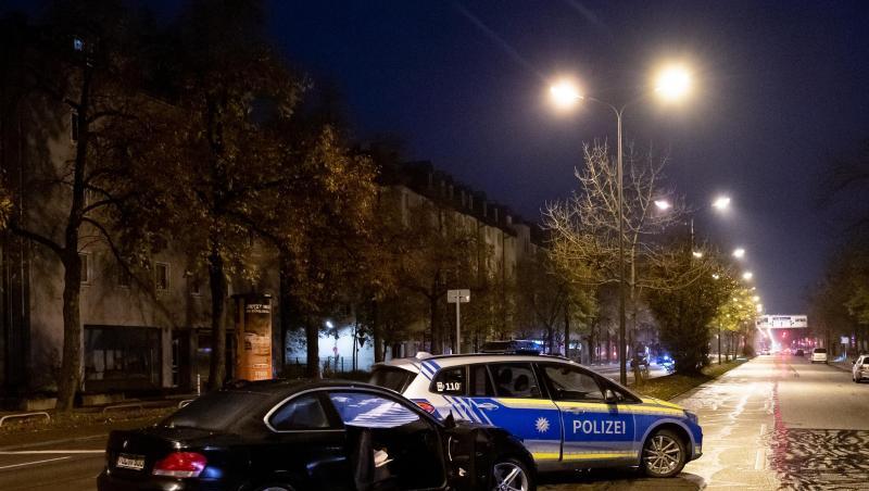 Ein beschädigter PKW und ein Polizeiauto stehen nach einem Unfall auf der Fürstenrieder Straße. F. Foto: Sven Hoppe/dpa Ein beschädigter PKW und ein Polizeiauto stehen nach einem Unfall auf der Fürstenrieder Straße. F. Foto: Sven Hoppe/dpa