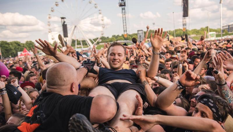 Security-Mitarbeiter heben während des Auftritts der Band "Rise Against" einen Fan aus der Menge. Foto: Nicolas Armer/Archiv Security-Mitarbeiter heben während des Auftritts der Band "Rise Against" einen Fan aus der Menge. Foto: Nicolas Armer/Archiv