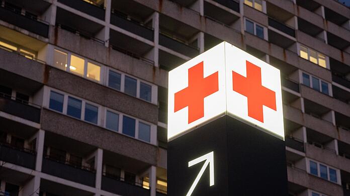 Ein Pfeil weist den Weg zur Notaufnahme eines Krankenhauses.