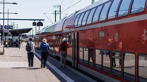 Reisende steigen in Karlsruhe in einen Regionalexpress der Deutschen Bahn. Ab September wird für eine solche Fahrt wieder der normale Fahrpreis verlangt.