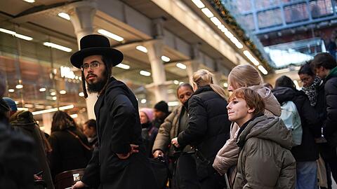 Kurz vor Silvester stranden Hunderte Menschen in Bahnh&ouml;fen wie in London St Pancras International