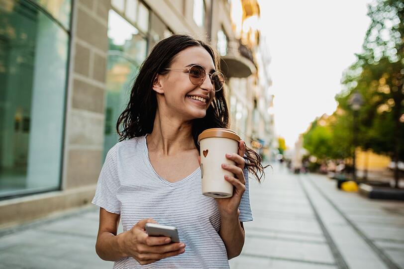 Immer mehr Kaffeeketten schließen sich dem deutschlandweiten Pfandsystem Recup für Coffee-to-go Mehrwegbecher an, Städte führen eigene Lösungen ein. Alternative: der eigene Thermobecher. Oder für den großen Durst: die eigene, immer wieder auffüllbare und isolierte Trinkflasche. Immer mehr Kaffeeketten schließen sich dem deutschlandweiten Pfandsystem Recup für Coffee-to-go Mehrwegbecher an, Städte führen eigene Lösungen ein. Alternative: der eigene Thermobecher. Oder für den großen Durst: die eigene, immer wieder auffüllbare und isolierte Trinkflasche.