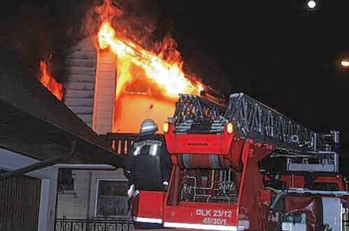 Lichterloh brannte das Haus im Herzogenauracher Ortsteil Hauptendorf, eine Bewohnerin und zwei Nachbarn wurden verletzt.