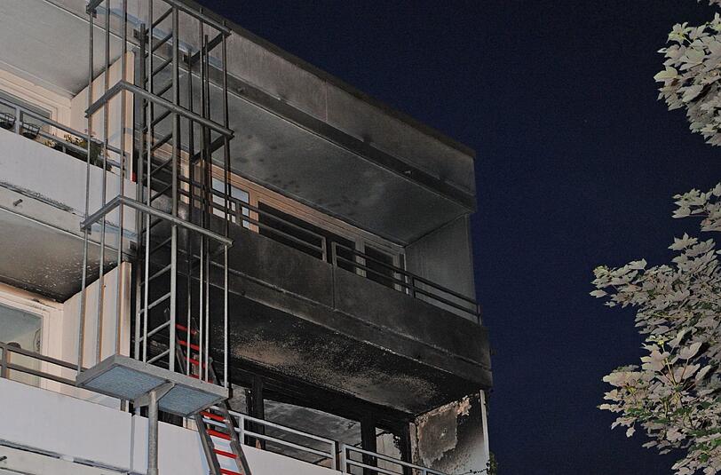 Beim Brand in einer Wohnung im zweiten Stock wurden insgesamt in München 16 Personen durch Rauch verletzt.